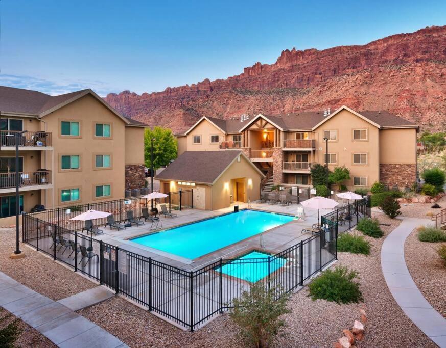 2l Floor Redcliff Condo, Pool & Hot Tub Apartment *