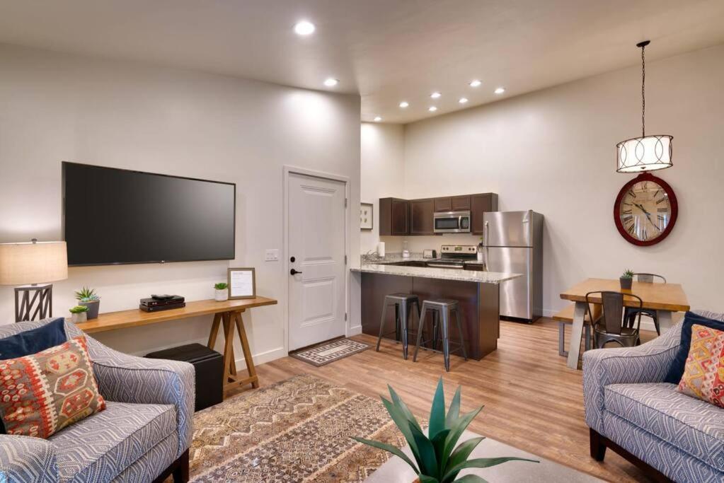 2l Floor Redcliff Condo, Pool & Hot Tub Apartment