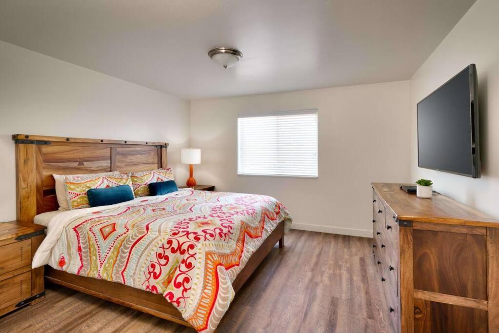Apartment 2l Floor Redcliff Condo, Pool & Hot Tub *