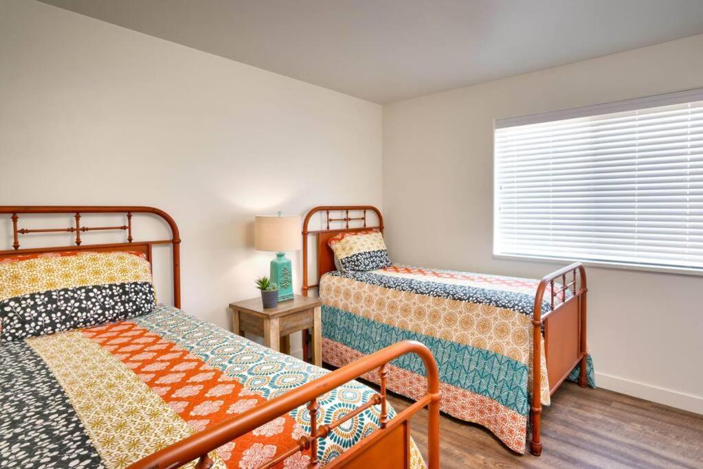 2l Floor Redcliff Condo, Pool & Hot Tub Apartment *