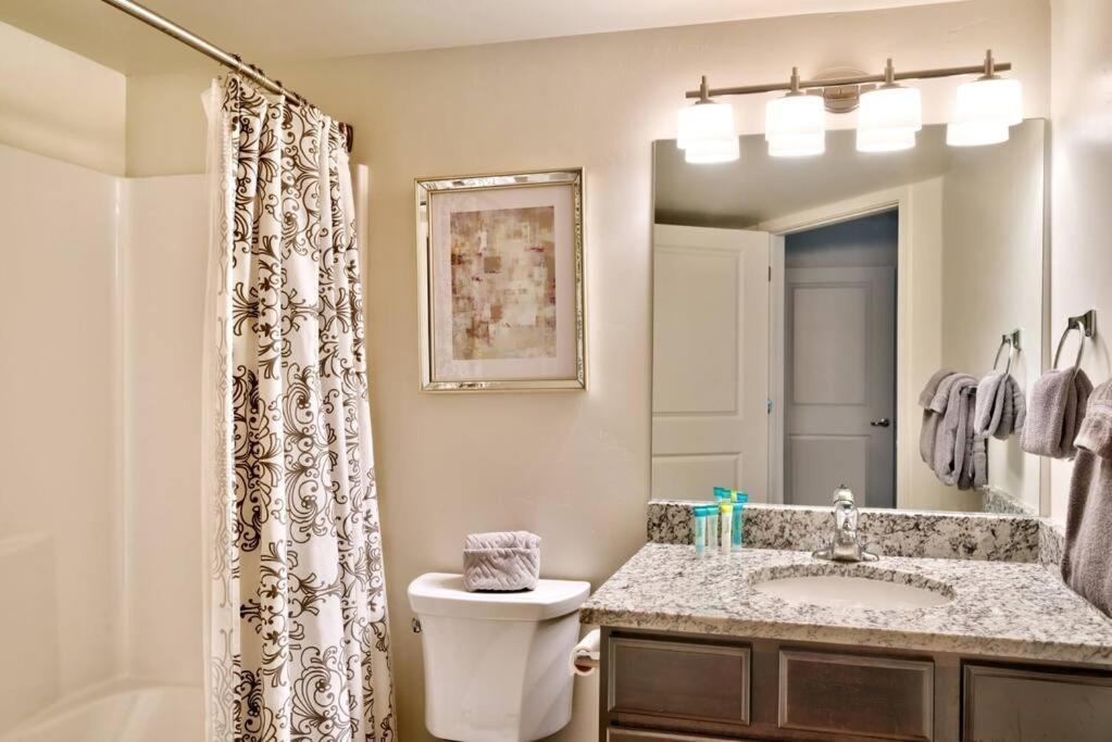 2l Floor Redcliff Condo, Pool & Hot Tub Apartment