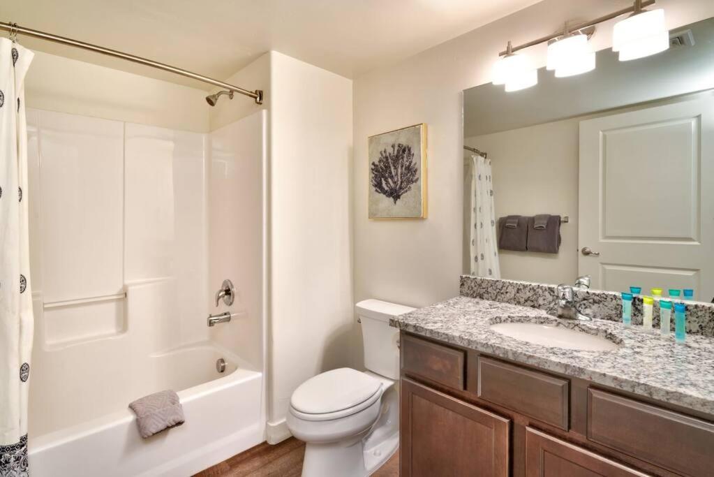 Apartment 2l Floor Redcliff Condo, Pool & Hot Tub